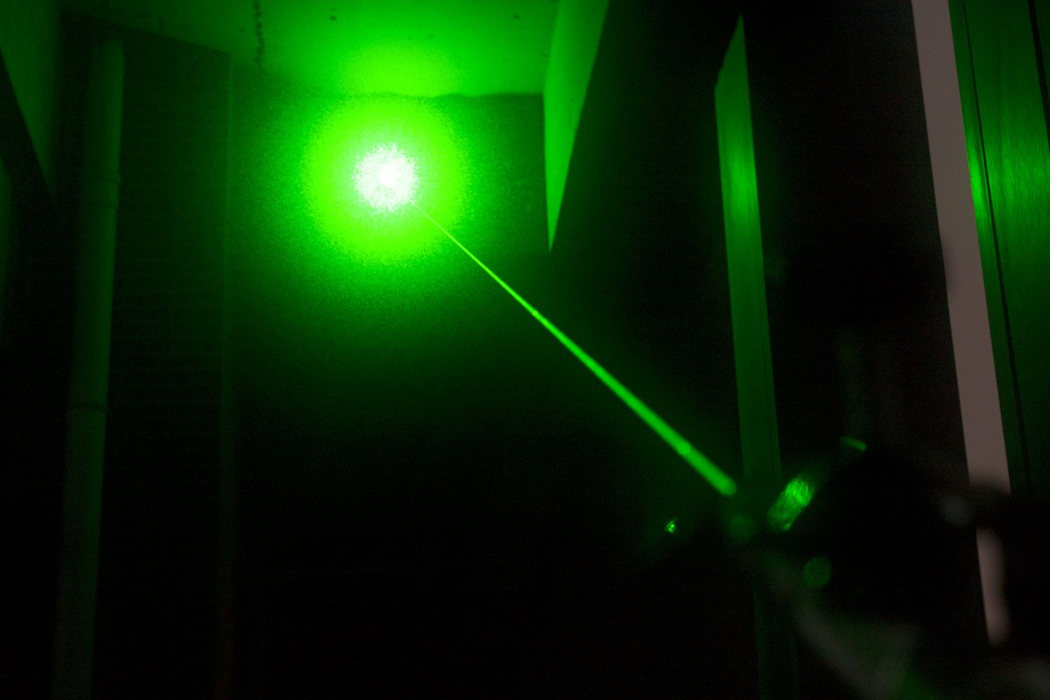 True 200mW 532nm Powerful Green Laser Pointer with Battery Charger 5