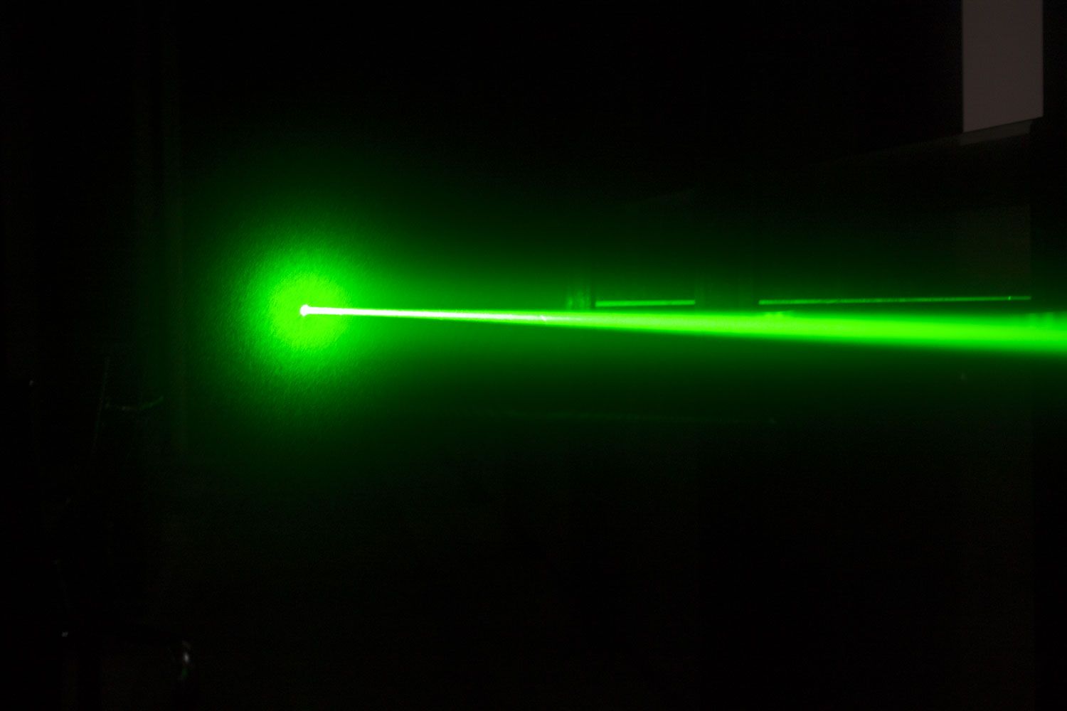 True 200mW 532nm Powerful Green Laser Pointer with Battery Charger 5
